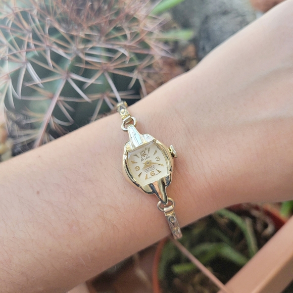 Vintage Swiss Herlin Gold Dainty Quartz Classic Square Stretch Watch main image 12